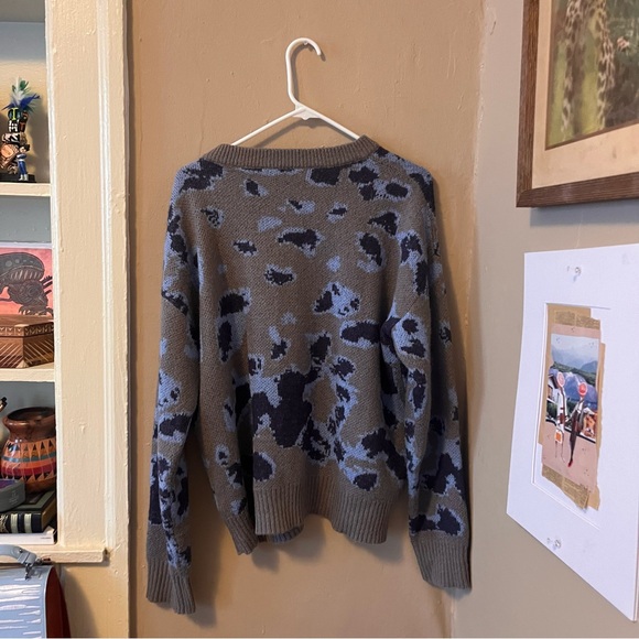 gray knit oversized sweater with blue abstract print - Picture 12 of 15